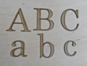 Letras de madera fuente Century School Book para hacer manualidades.